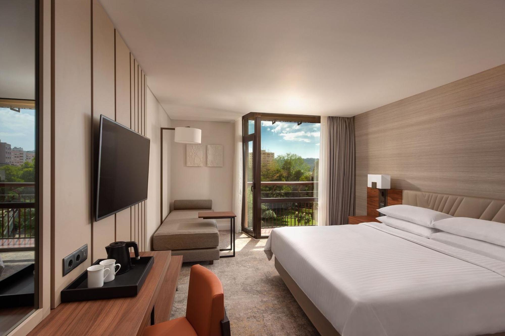 Signature King Guest room 1 King Balcony,1643756740:JPEG