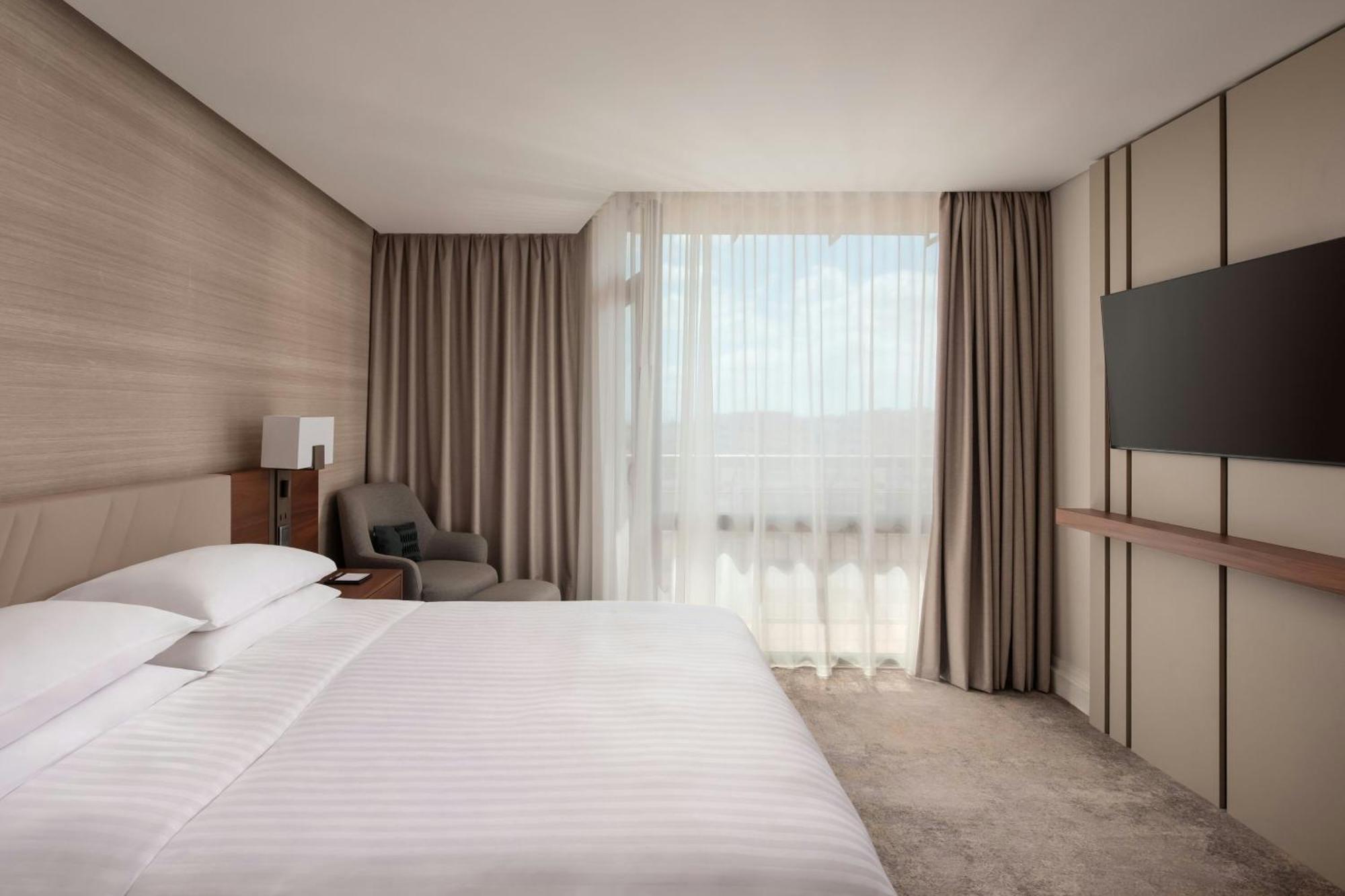 Executive Suite Club lounge access 1 Bedroom Executive Suite 1 King Balcony,1730002651:JPEG